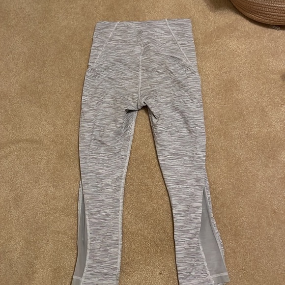 lulu capri leggings, size 4 - Picture 2 of 4